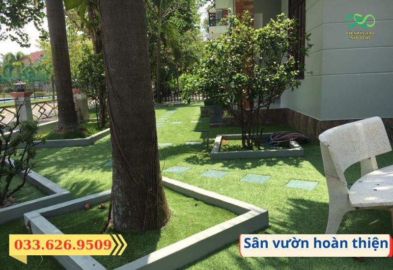 Sân vườn lót cỏ nhân tạo xanh mát