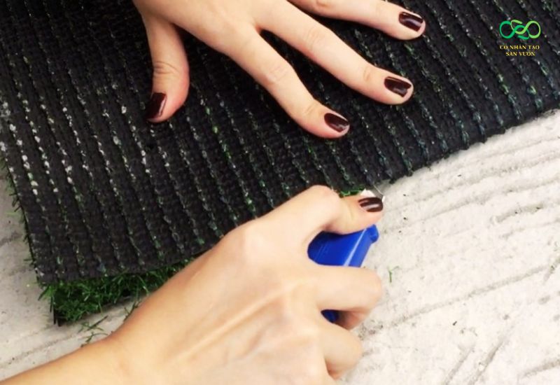 Cắt cỏ nhân tạo theo đúng kích thước thực tế