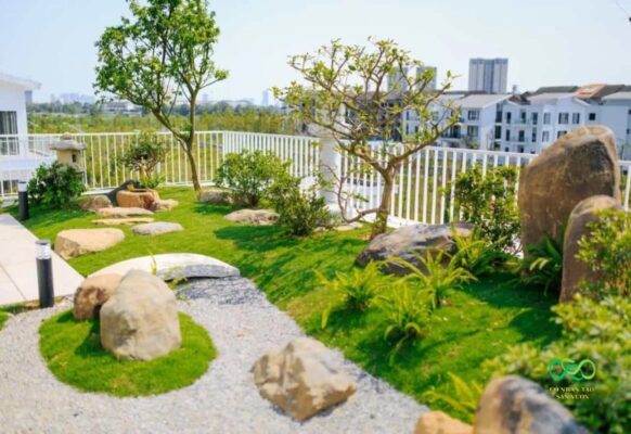 Tiểu cảnh sân vườn nổi bật màu xanh của cỏ nhân tạo