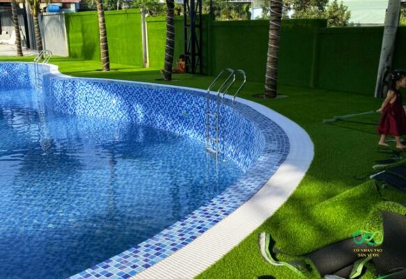 Cỏ nhân tạo làm hồ bơi sạch sẽ