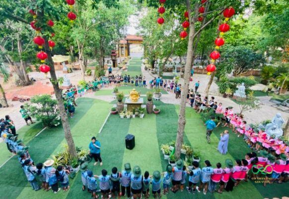 Sân trường học với cỏ nhân tạo cũ