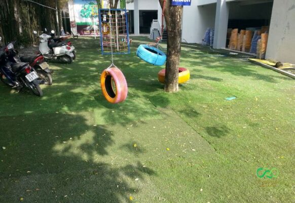 Cỏ cũ làm khu vui chơi cho trẻ