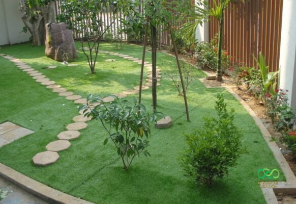 Thiết kế sân vườn với cỏ cũ