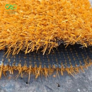 Mặt nhìn ngang của cỏ nhân tạo có màu vàng đậm