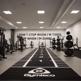 Phòng gym cao cấp với cỏ màu đen