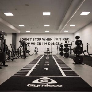 Phòng gym cao cấp với cỏ màu đen
