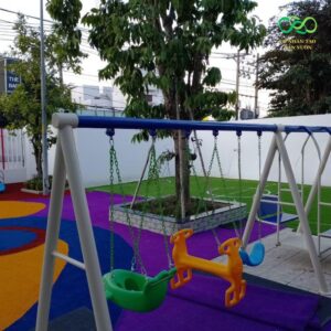 Sân chơi bắt mắt với cỏ nhân tạo màu tím