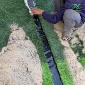 Trải tấm bạt dán nối cỏ dưới 2 tấm cỏ, sử dụng keo quét đều