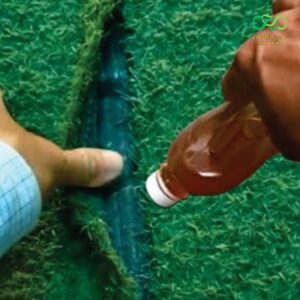 Dán vào mép của 2 tấm cỏ