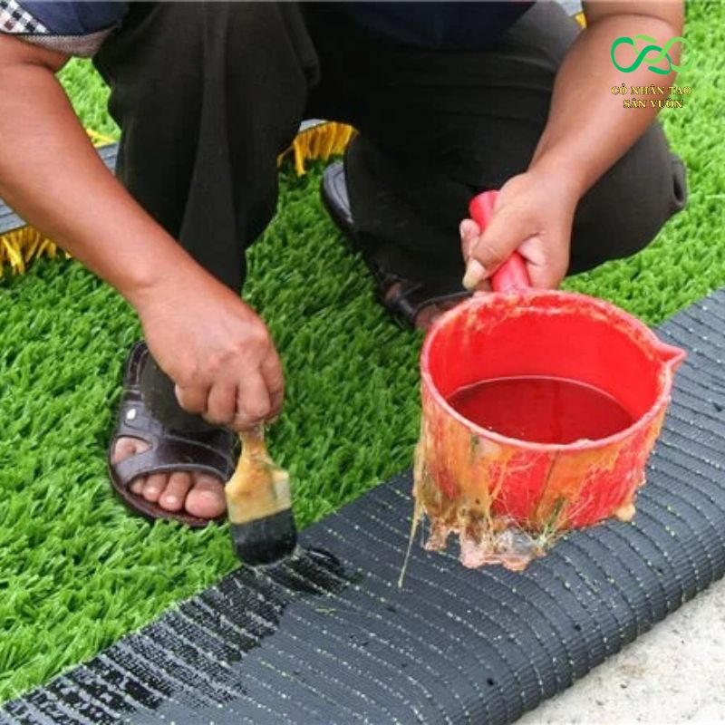 Thi công cỏ nhân tạo dán trực tiếp xuống nền