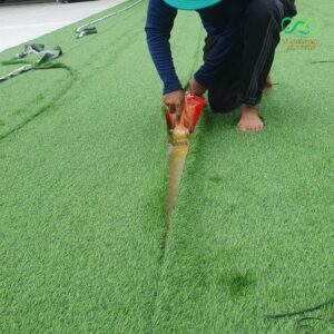 Quét keo trực tiếp vào mặt nền khi thi công