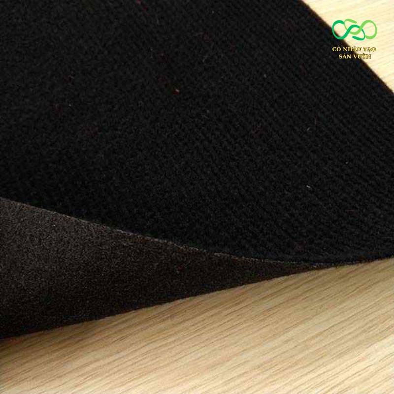 Bề mặt của thảm màu đen sang trọng