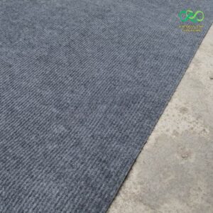 Thảm nỉ màu xám trải sàn