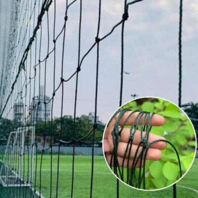 Lưới có màu xanh bộ đội bao quanh sân