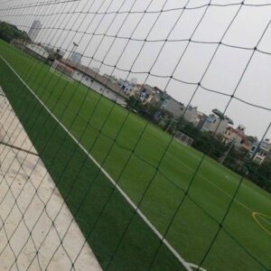 Lưới sau khi lắp đặt, căng