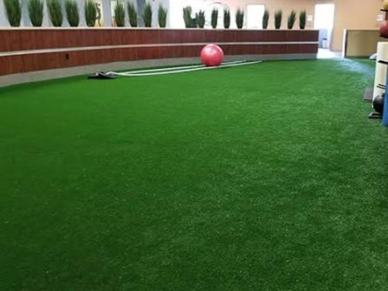 Cỏ nhân tạo trải lối đi dẫn vào nhà máy