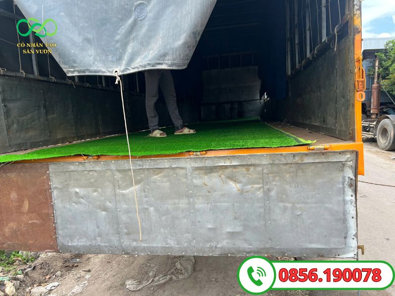 Thảm cỏ nhân tạo lót sàn xe tải